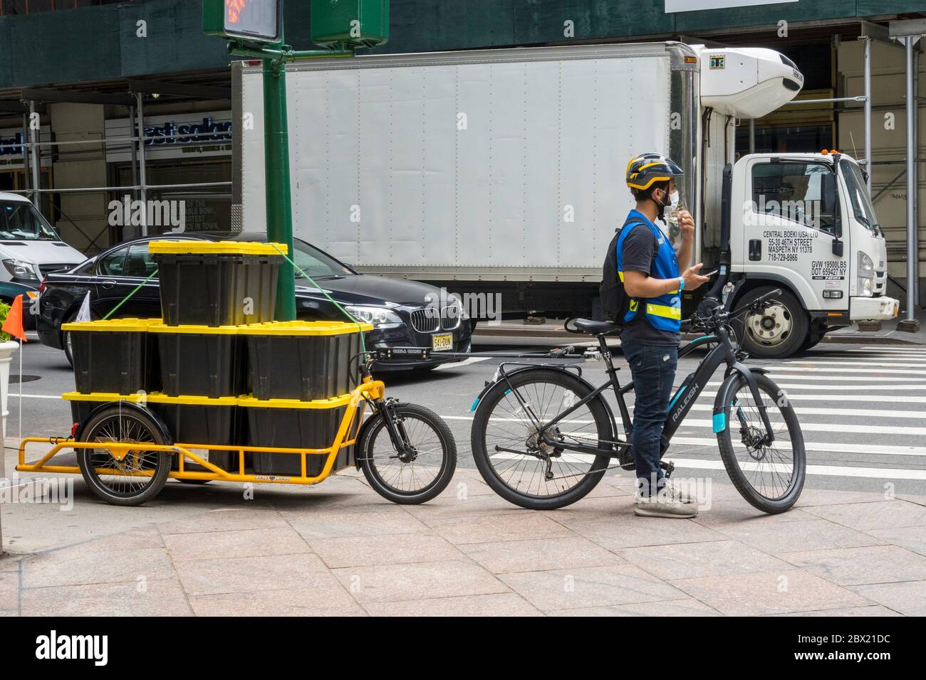 La remorque Carla Cargo avec vélo électronique est utilisée pour la livraison de nourriture à Midtown Manhattan, New York City, États-Unis Banque D'Images