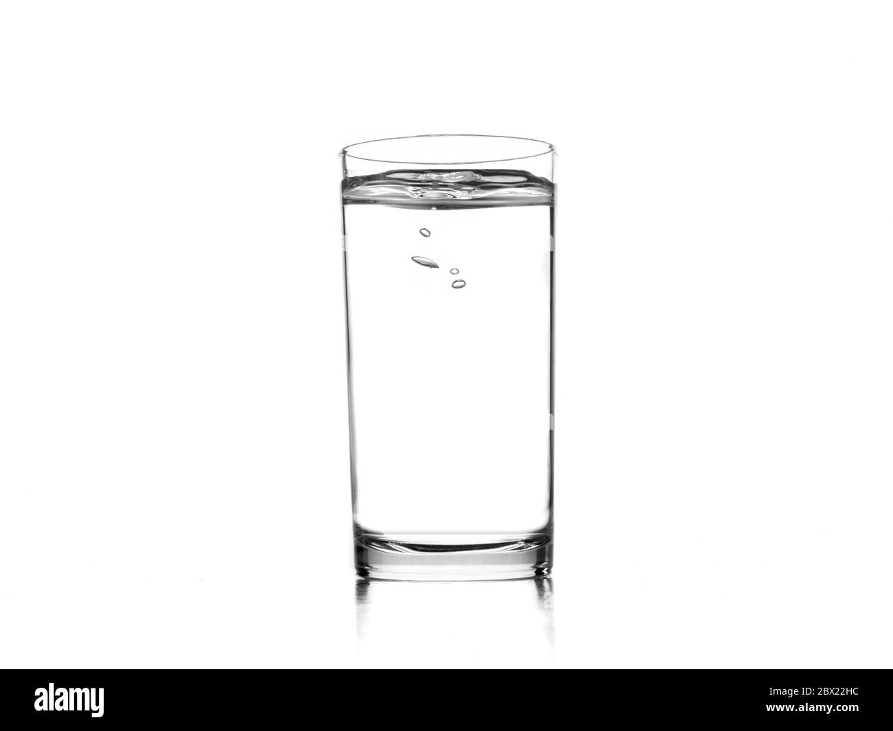 Verre d'eau pure sur fond blanc. Banque D'Images