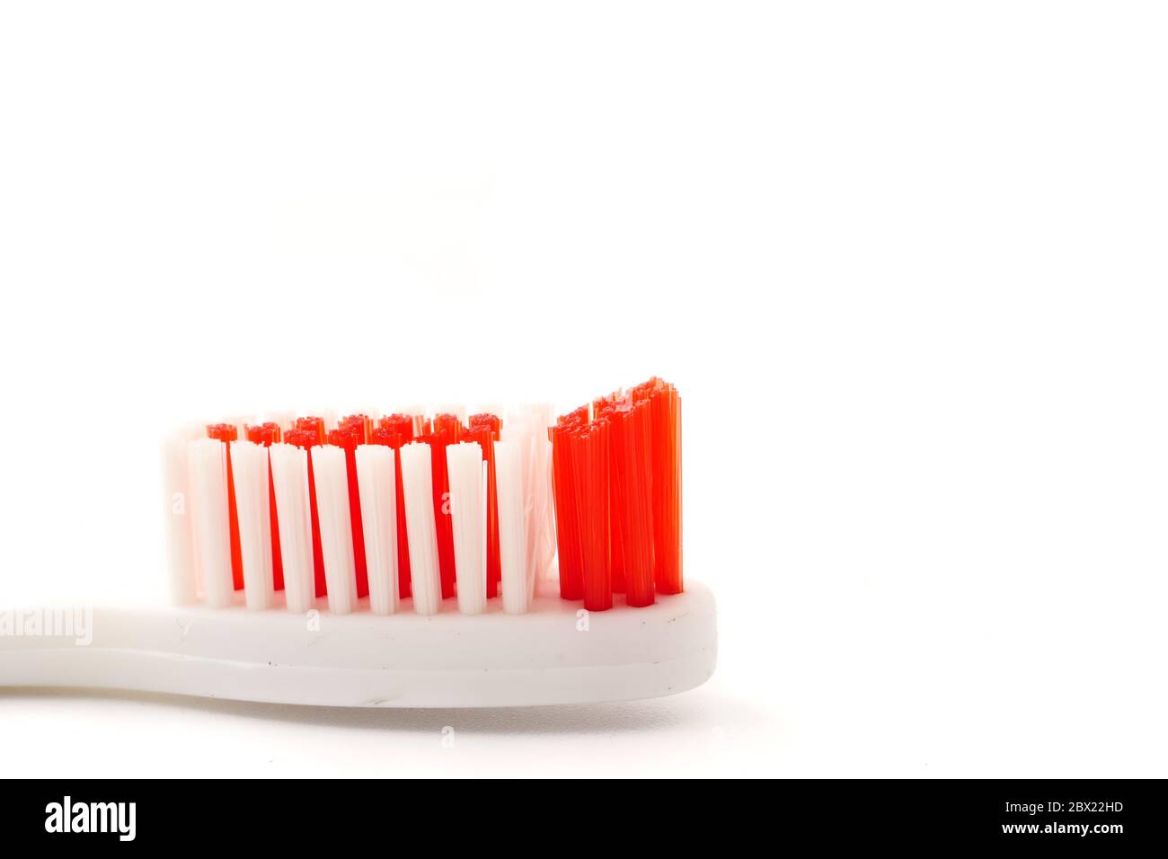 Gros plan de la brosse à dents sur fond blanc. Banque D'Images