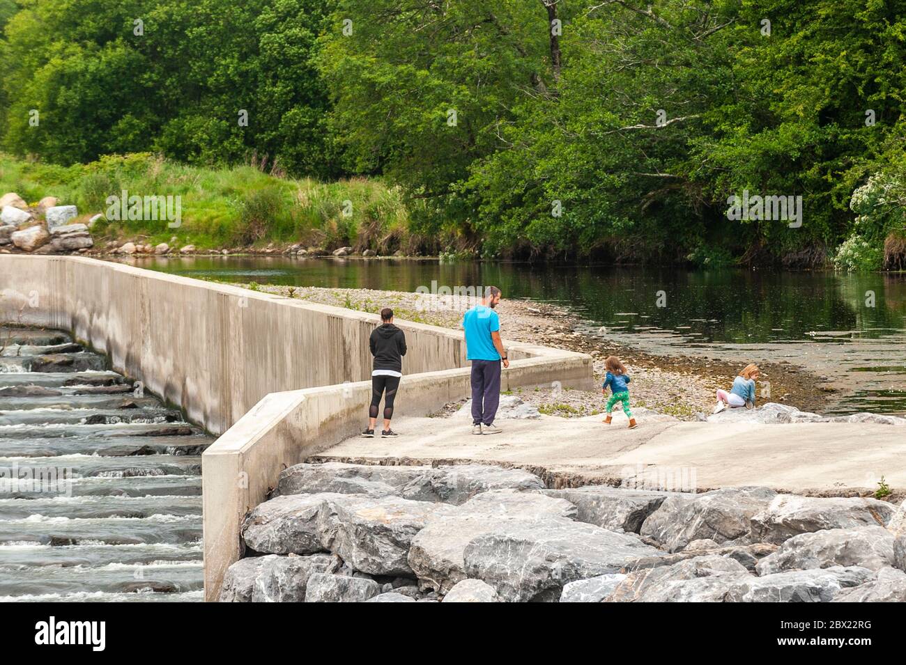 Bandon, West Cork, Irlande. 4 juin 2020. Une famille apprécie le temps chaud à Bandon au nouveau weir. Les niveaux d'eau au niveau du déversoir sont significativement plus bas que d'habitude en raison de la récente sécheresse presque comme les conditions météorologiques. Crédit : AG News/Alay Live News Banque D'Images