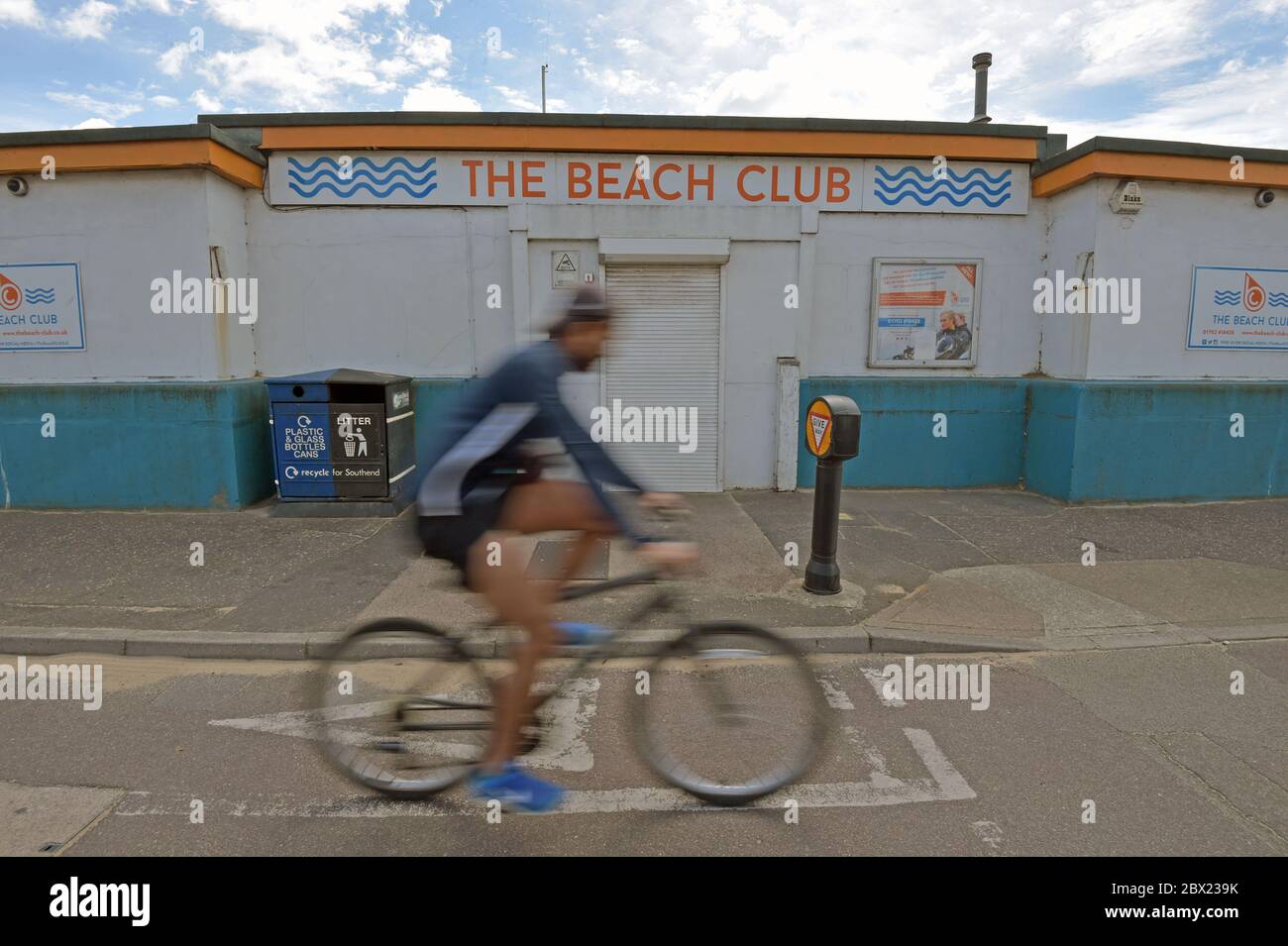 Le Beach Club, un centre de sports nautiques en plein air à Southend, Essex, Reste fermé comme l'a dit le secrétaire à la Culture Oliver Dowden aux communes qu'un nouveau Bank Holiday en octobre pourrait être créé pour aider l'industrie touristique britannique et a annoncé que le gouvernement « investira beaucoup » dans une importante campagne pour promouvoir les vacances dans les villes balnéaires britanniques après le confinement les mesures sont encore plus assouplies. Banque D'Images
