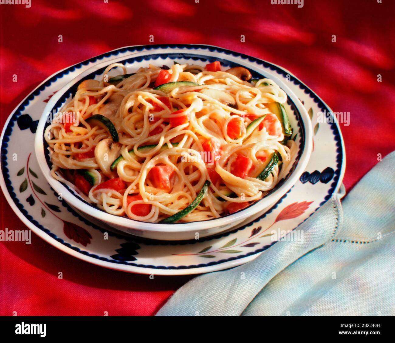 Spaghetti aux champignons à l'ail Banque D'Images