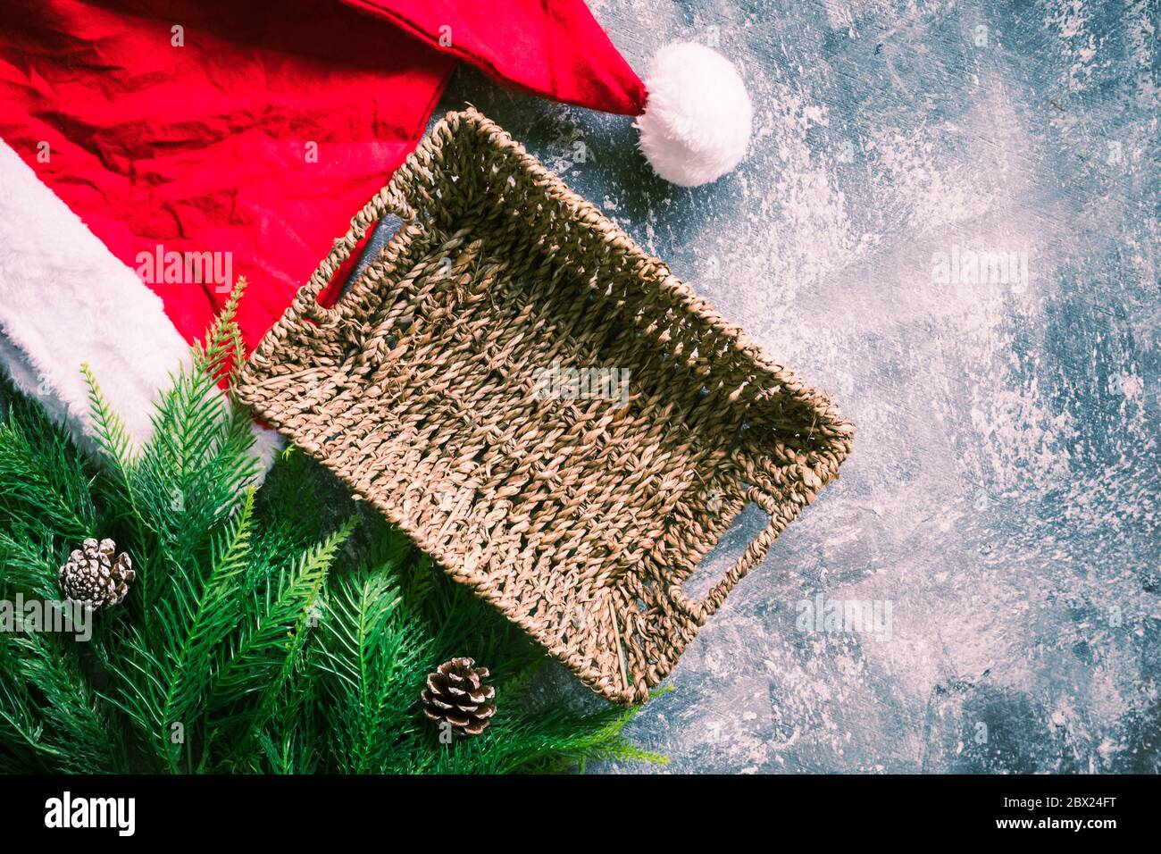Panier vide avec décoration de noël sur fond gris grunge. Espace libre pour le texte Banque D'Images