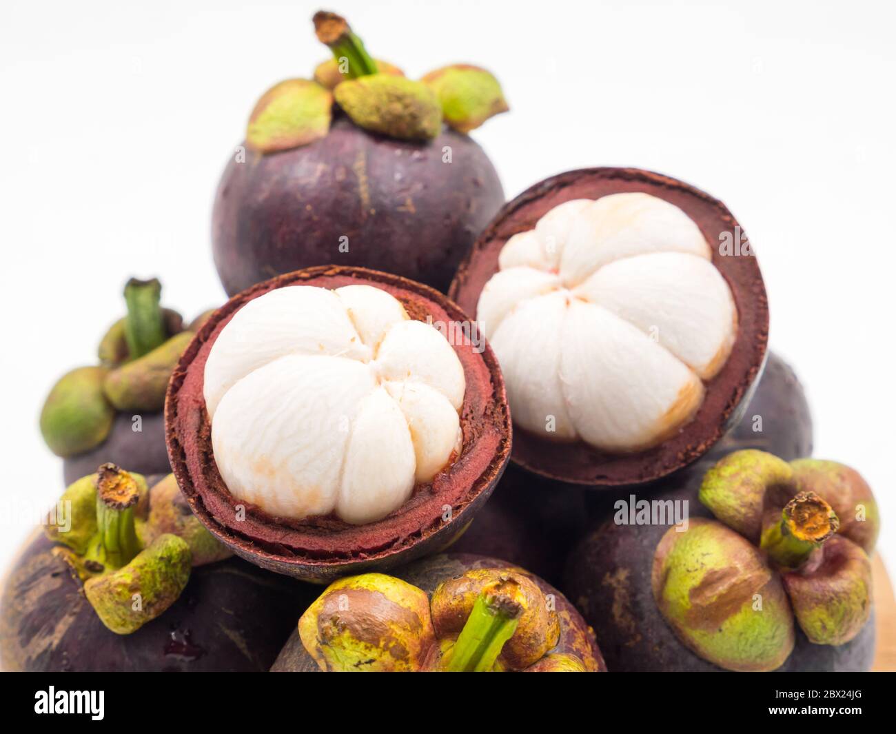 Mangousteen fruit sur fond blanc.Reine de fruits Banque D'Images