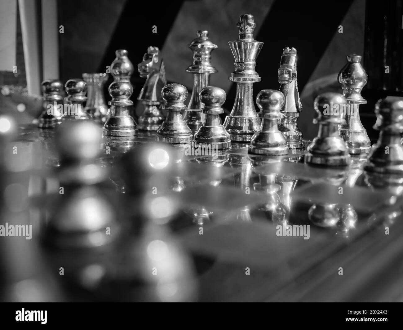 Pièces d'échecs avec échiquier.Focus sélectif.filtre noir et blanc. Banque D'Images