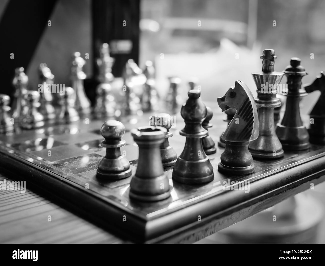 Pièces d'échecs avec échiquier.Focus sélectif.filtre noir et blanc. Banque D'Images