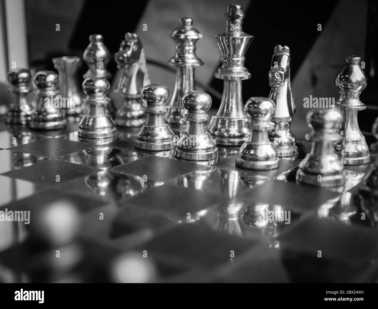 Pièces d'échecs avec échiquier.Focus sélectif.filtre noir et blanc. Banque D'Images