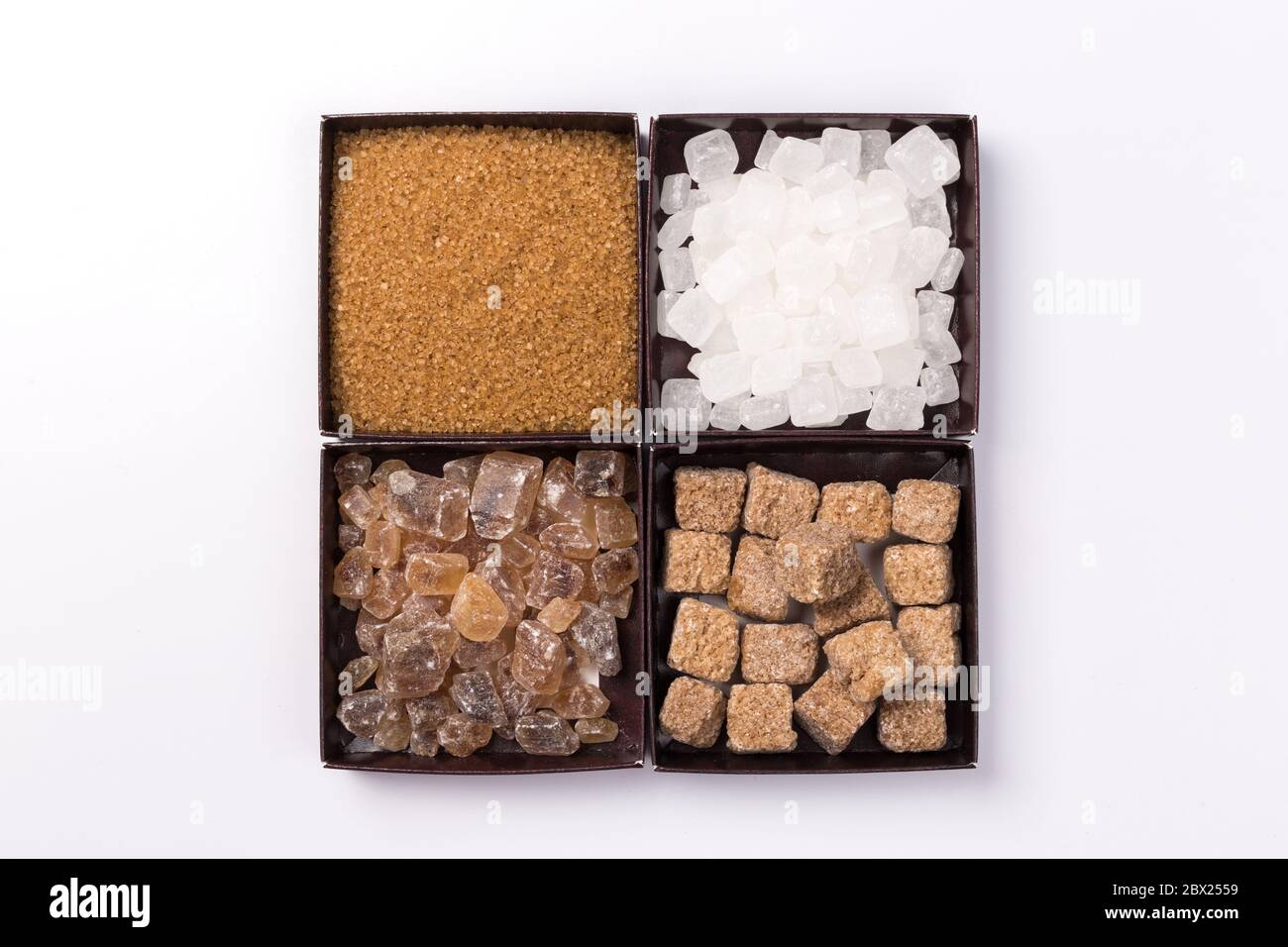 différents types de sucre - brun, blanc, granulé, sucre de canne.isolé Banque D'Images