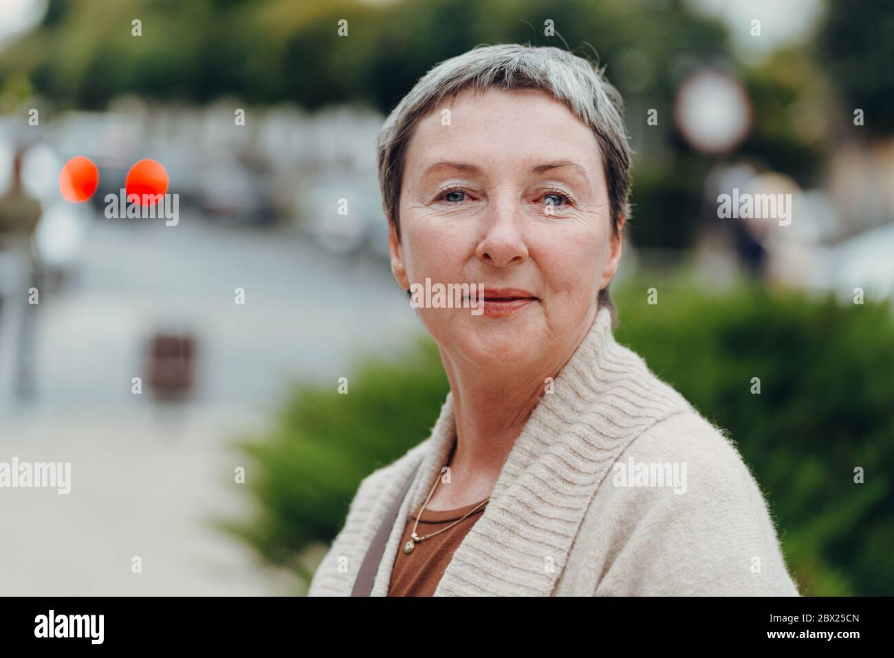 Portrait de vieille femme souriante. Concept anti-âge Banque D'Images