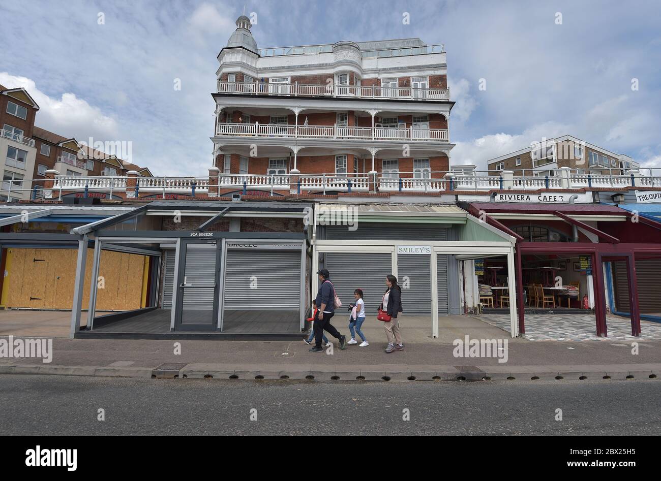 Une promenade en famille à côté des restaurants fermés aux arches de Southend, Essex, Comme l'a dit le secrétaire à la Culture, Oliver Dowden, aux communes, qu'un nouveau Bank Holiday en octobre pourrait être créé pour aider l'industrie touristique britannique et a annoncé que le gouvernement « investira beaucoup » dans une importante campagne pour promouvoir les vacances dans les villes balnéaires britanniques après les mesures d'isolement encore plus détendu. Banque D'Images