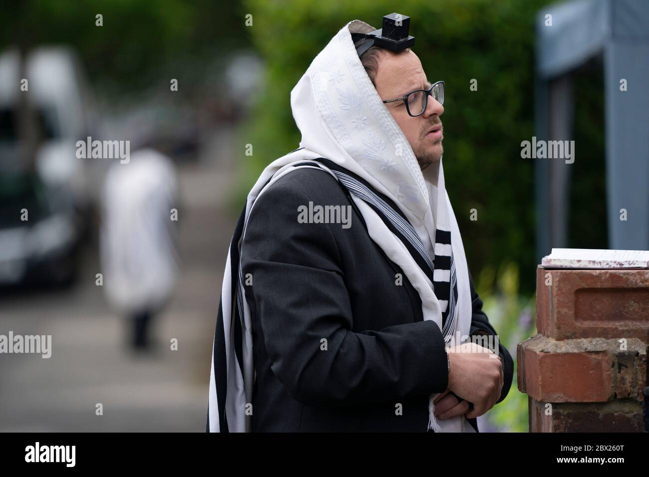 Manchester, Royaume-Uni. 4 juin 2020. Les juifs orthodoxes effectuent leurs prières matinales dans les jardins adjacents de Salford afin de se conformer aux nouvelles règles permettant à 6 personnes de se réunir dans un jardin mais de parvenir encore à un minyan, un quorum de dix adultes juifs requis pour certaines obligations religieuses, Manchester, Royaume-Uni. Crédit : Jon Super/Alay Live News. Banque D'Images