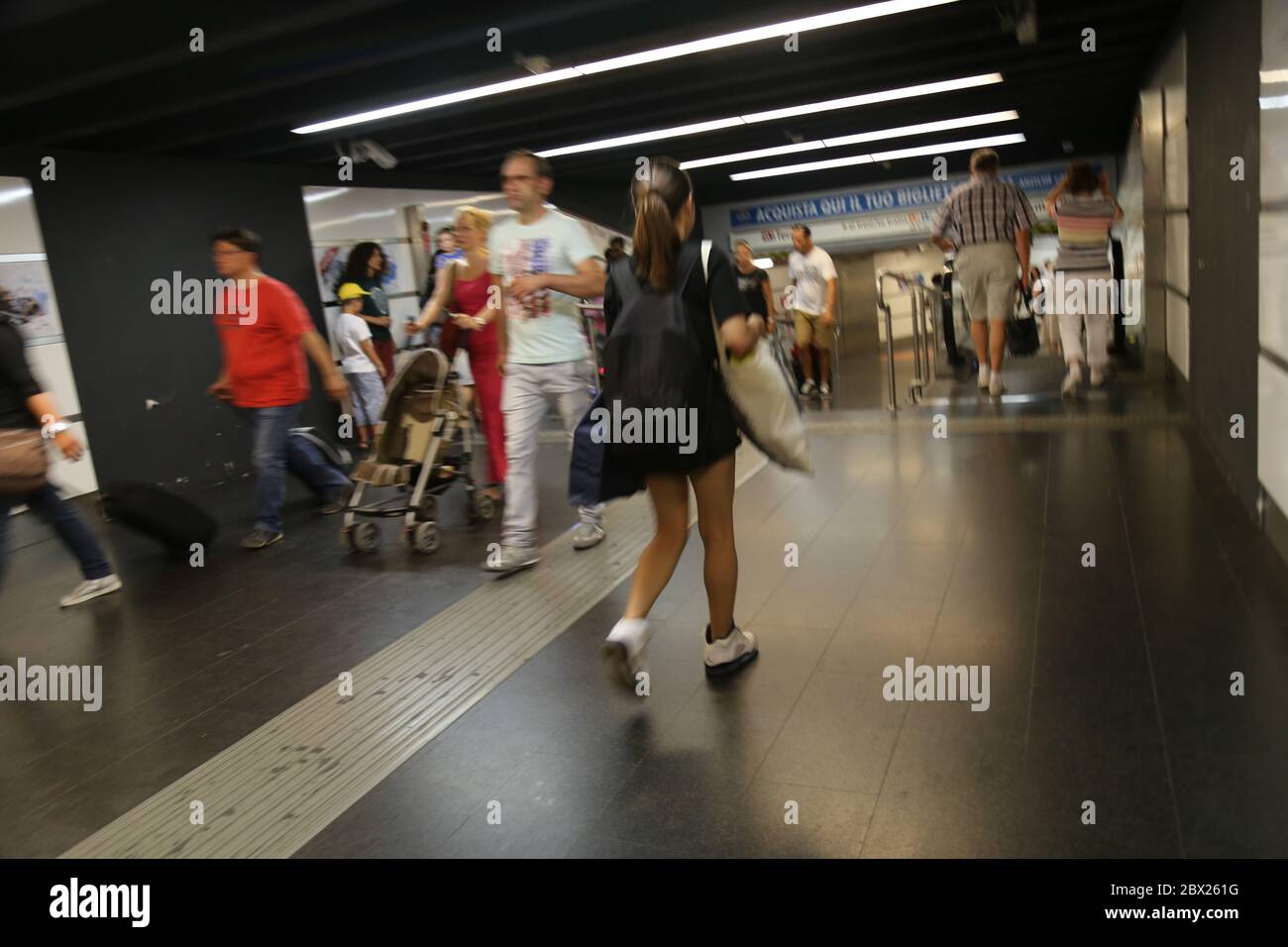 Personnes sortant de la station de métro de Rome. Italie Banque D'Images