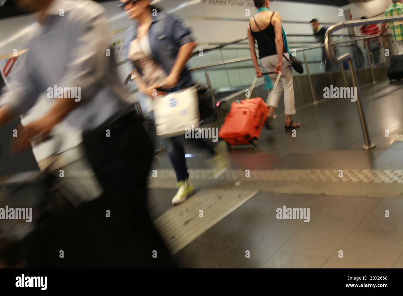 Personnes sortant de la station de métro de Rome. Italie Banque D'Images