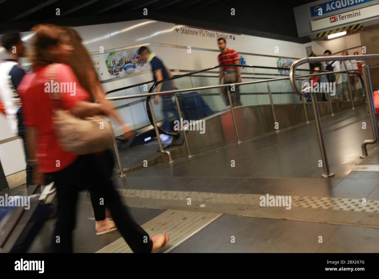 Personnes sortant de la station de métro de Rome. Italie Banque D'Images