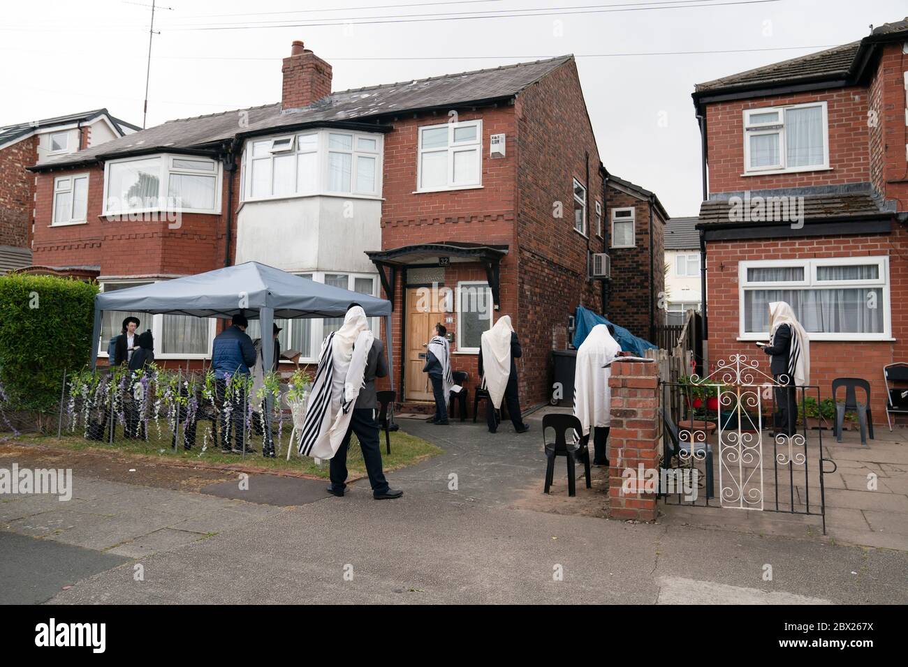 Manchester, Royaume-Uni. 4 juin 2020. Les juifs orthodoxes effectuent leurs prières matinales dans les jardins adjacents de Salford afin de se conformer aux nouvelles règles permettant à 6 personnes de se réunir dans un jardin mais de parvenir encore à un minyan, un quorum de dix adultes juifs requis pour certaines obligations religieuses, Manchester, Royaume-Uni. Crédit : Jon Super/Alay Live News. Banque D'Images