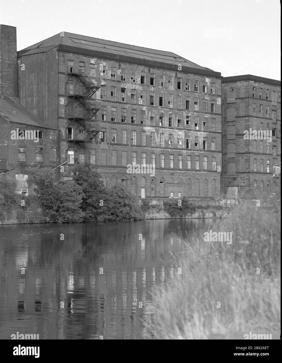 1995, Rose Wharf, ancien moulin abandonné à côté de la rivière aire, Leeds, West Yorkshire, Angleterre du Nord, Royaume-Uni Banque D'Images