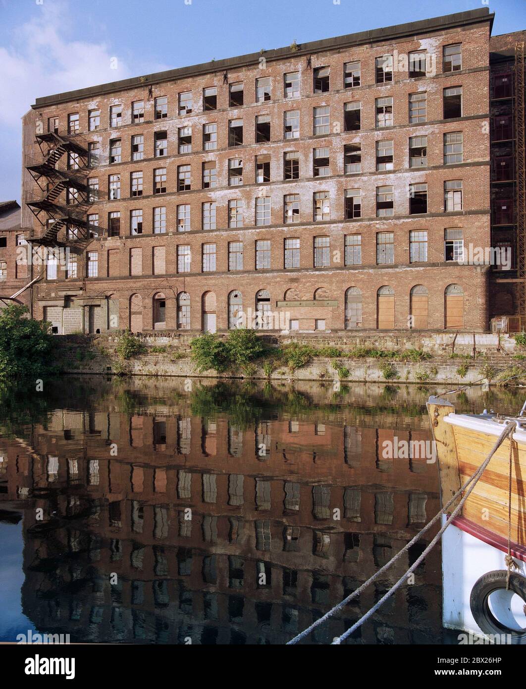 1995, Rose Wharf, ancien moulin abandonné à côté de la rivière aire, Leeds, West Yorkshire, Angleterre du Nord, Royaume-Uni Banque D'Images