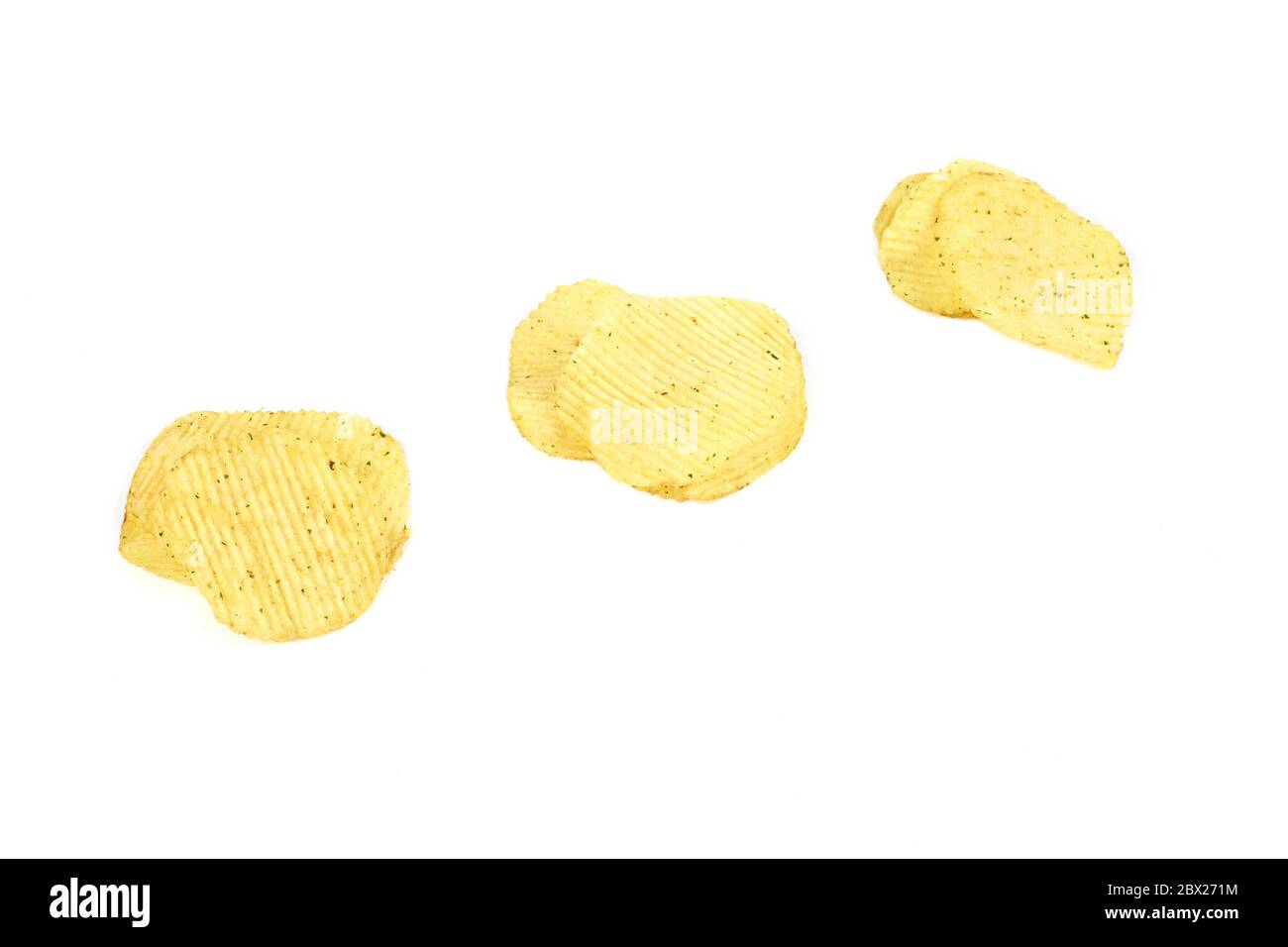 chips de pomme de terre jaunes isolées sur fond blanc. Banque D'Images