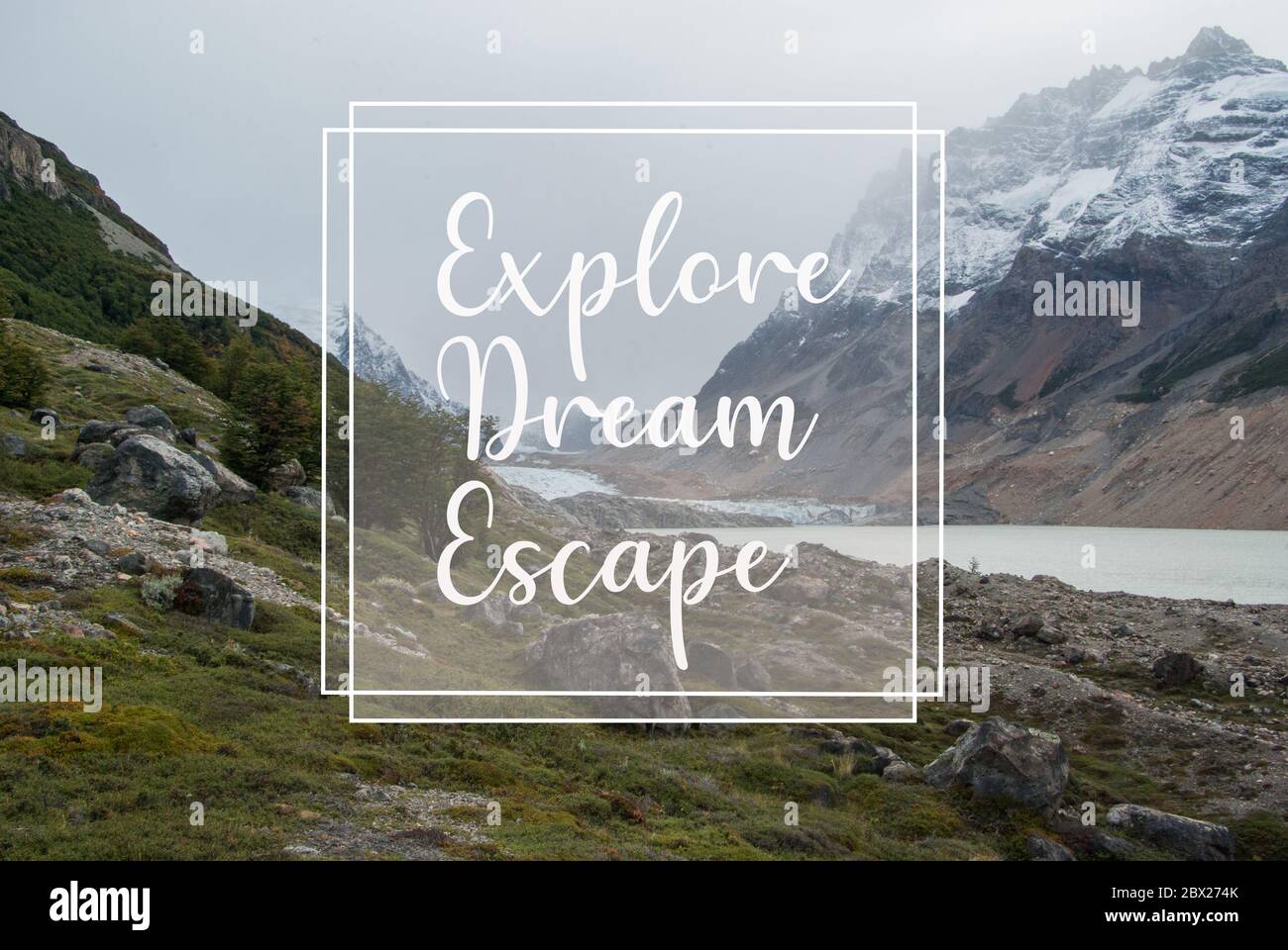 Paysage sauvage en patagonie avec une citation de texte superposée explorer évasion de rêve, vlog thème blogger pour Voyage, Voyage inspiration poster d'arrière-plan Banque D'Images