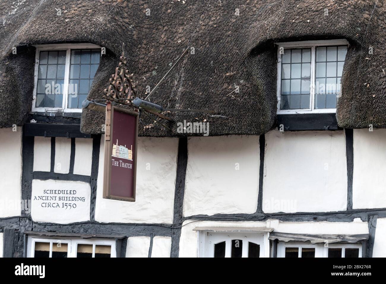 Un bâtiment de toit de chaume, situé dans le Calledâ le Thatchâ est un restaurant construit en 1550. Il est sur la Basse haute rue dans la ville de marché de Thame dans Oxfordshire, BRI Banque D'Images