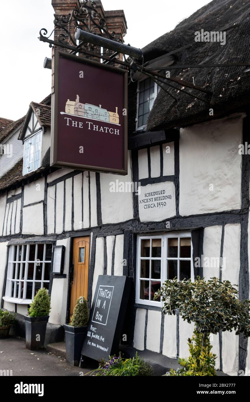 Un bâtiment de toit de chaume, situé dans le Calledâ le Thatchâ est un restaurant construit en 1550. Il est sur la Basse haute rue dans la ville de marché de Thame dans Oxfordshire, BRI Banque D'Images