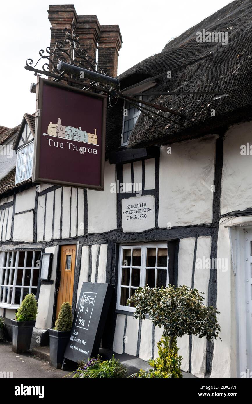Un bâtiment de toit de chaume, situé dans le Calledâ le Thatchâ est un restaurant construit en 1550. Il est sur la Basse haute rue dans la ville de marché de Thame dans Oxfordshire, BRI Banque D'Images