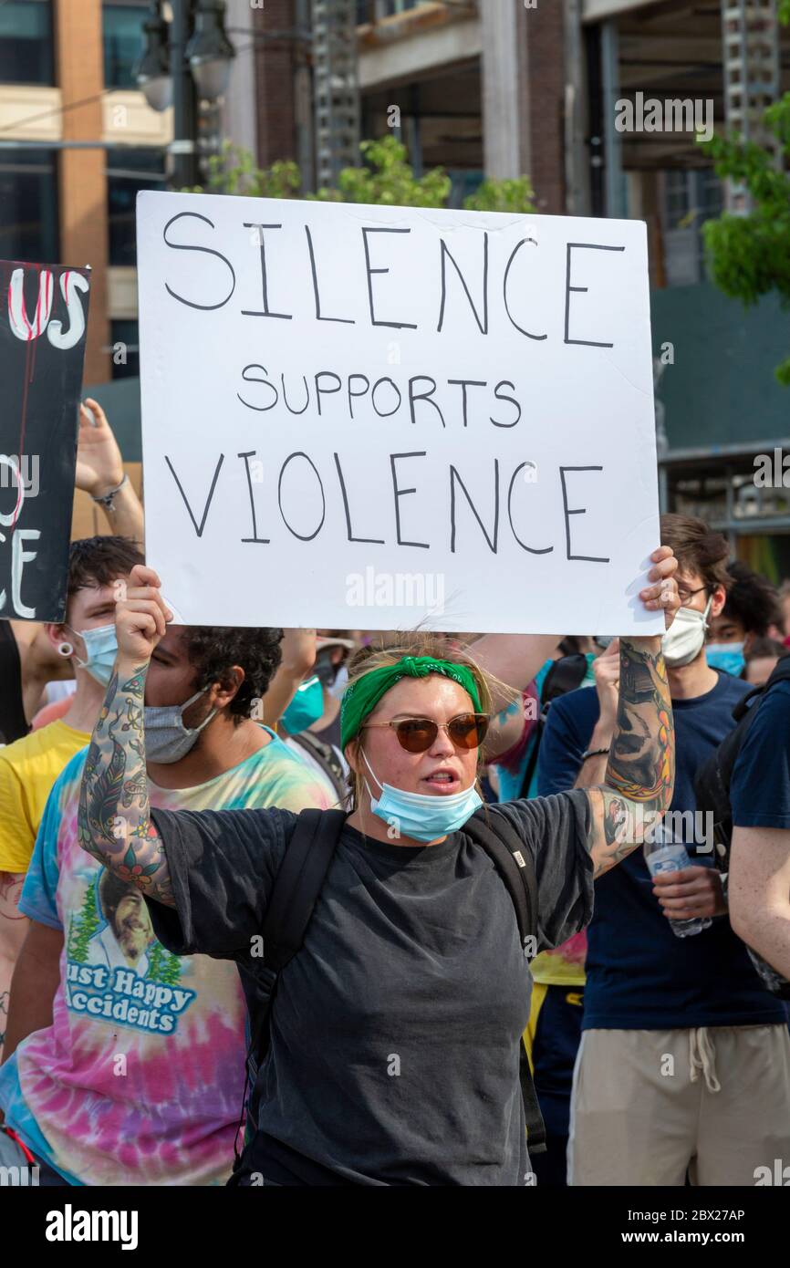 Detroit, États-Unis. 03ème juin 2020. Detroit, Michigan - pour la sixième journée consécutive, des manifestants ont défilé à Detroit pour protester contre la brutalité policière et le meurtre par la police de George Floyd à Minneapolis. Crédit : Jim West/Alay Live News Banque D'Images