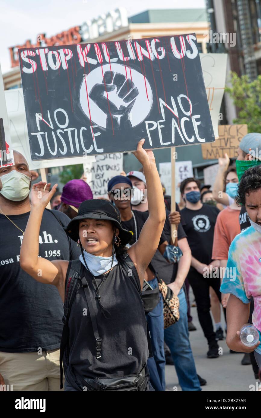 Detroit, États-Unis. 03ème juin 2020. Detroit, Michigan - pour la sixième journée consécutive, des manifestants ont défilé à Detroit pour protester contre la brutalité policière et le meurtre par la police de George Floyd à Minneapolis. Crédit : Jim West/Alay Live News Banque D'Images