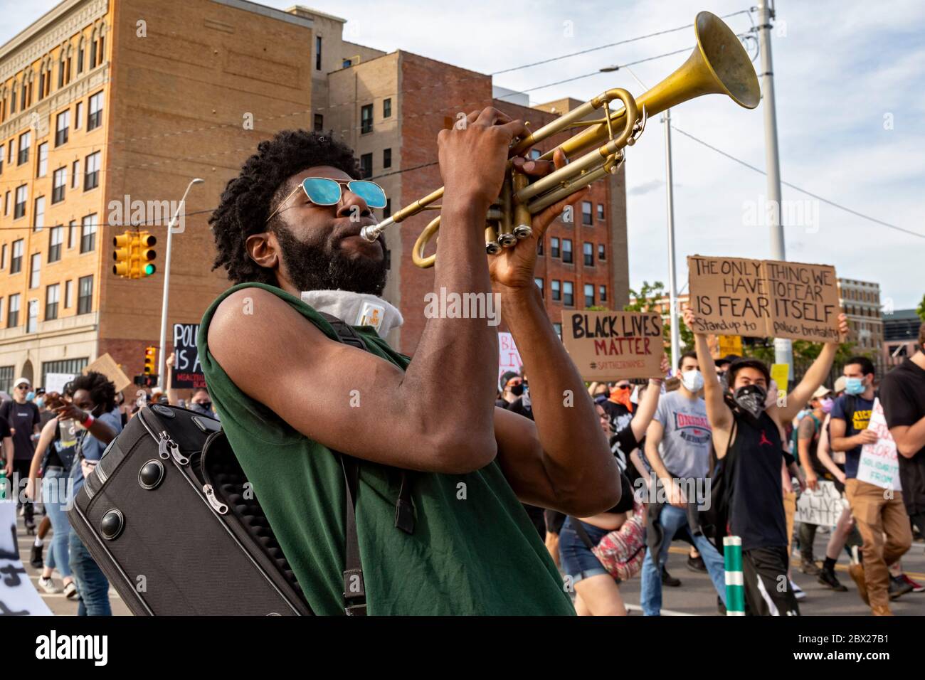 Detroit, États-Unis. 03ème juin 2020. Detroit, Michigan - pour la sixième journée consécutive, des manifestants ont défilé à Detroit pour protester contre la brutalité policière et le meurtre par la police de George Floyd à Minneapolis. Crédit : Jim West/Alay Live News Banque D'Images