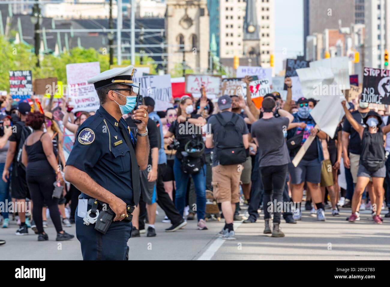 Detroit, États-Unis. 03ème juin 2020. Detroit, Michigan - pour la sixième journée consécutive, des manifestants ont défilé à Detroit pour protester contre la brutalité policière et le meurtre par la police de George Floyd à Minneapolis. Crédit : Jim West/Alay Live News Banque D'Images