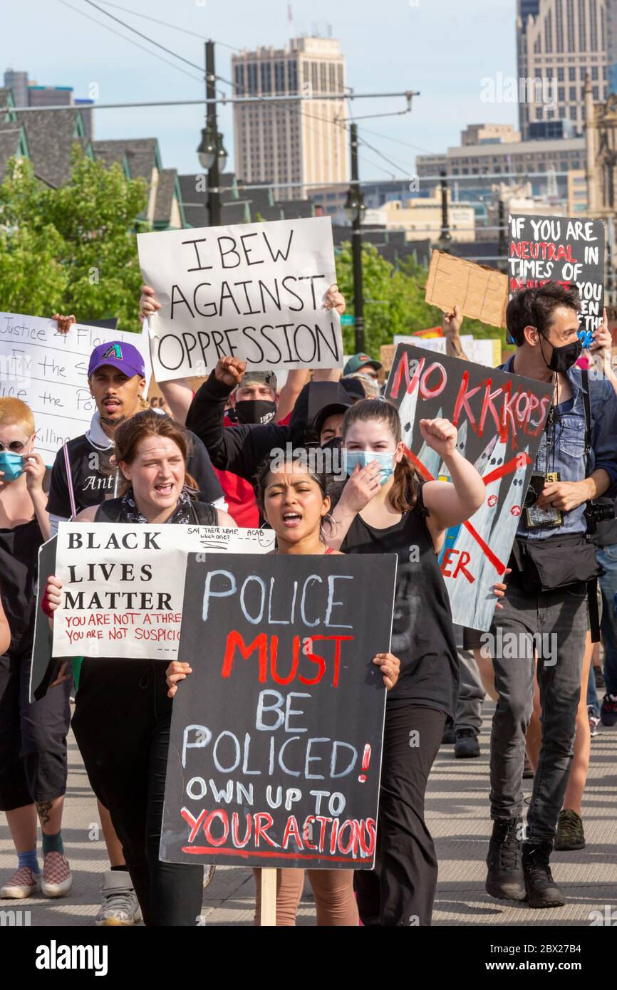 Detroit, États-Unis. 03ème juin 2020. Detroit, Michigan - pour la sixième journée consécutive, des manifestants ont défilé à Detroit pour protester contre la brutalité policière et le meurtre par la police de George Floyd à Minneapolis. Crédit : Jim West/Alay Live News Banque D'Images