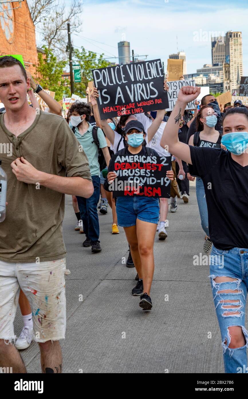 Detroit, États-Unis. 03ème juin 2020. Detroit, Michigan - pour la sixième journée consécutive, des manifestants ont défilé à Detroit pour protester contre la brutalité policière et le meurtre par la police de George Floyd à Minneapolis. Crédit : Jim West/Alay Live News Banque D'Images