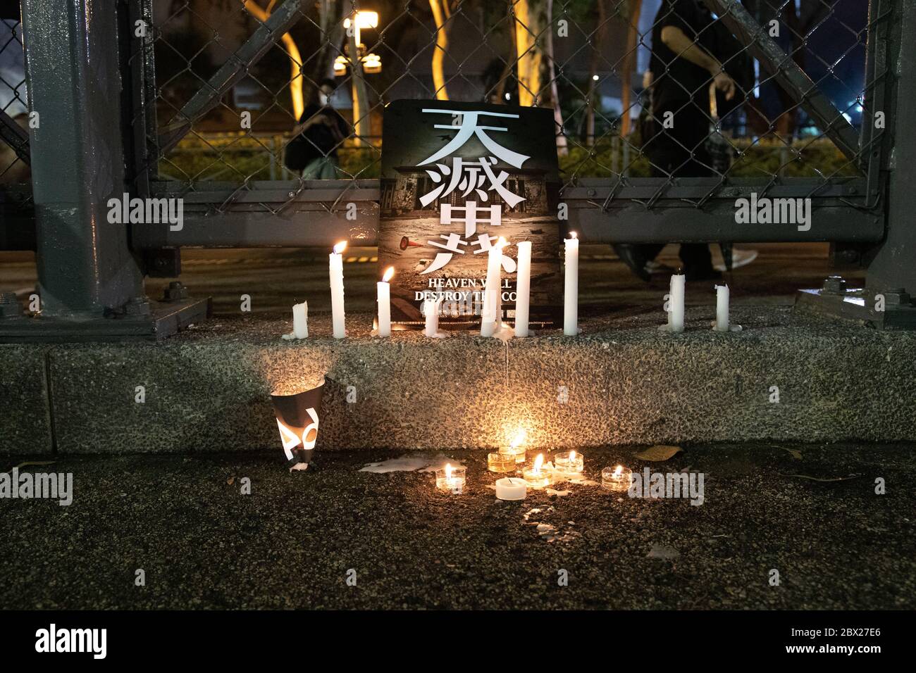Causeway Bay, Hong Kong. 04, juin 2020. Des bougies commémoratives sont allumées pour commémorer les manifestations étudiantes en Chine sur la place Tiananmen, bien qu'elles soient interdites en Chine et à Hong Kong. © Danny Tsai / Alamy Live News Banque D'Images