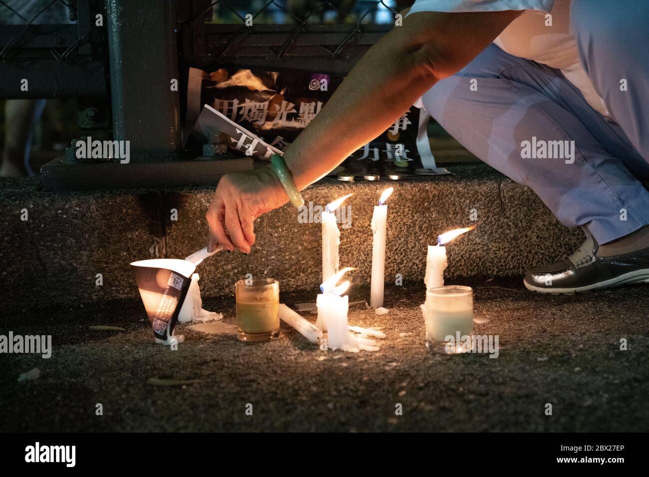 Causeway Bay, Hong Kong. 04, juin 2020. Des militants allument des bougies commémorant les manifestations étudiantes en Chine sur la place Tiananmen, malgré les interdictions de commémorations en Chine et à Hong Kong. © Danny Tsai / Alamy Live News Banque D'Images