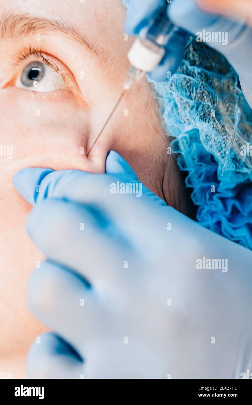 Format d'image vertical - la correction de contour est une procédure pour remplir les rides et restaurer le volume tissulaire - gros plan - le médecin injecte un patient W Banque D'Images