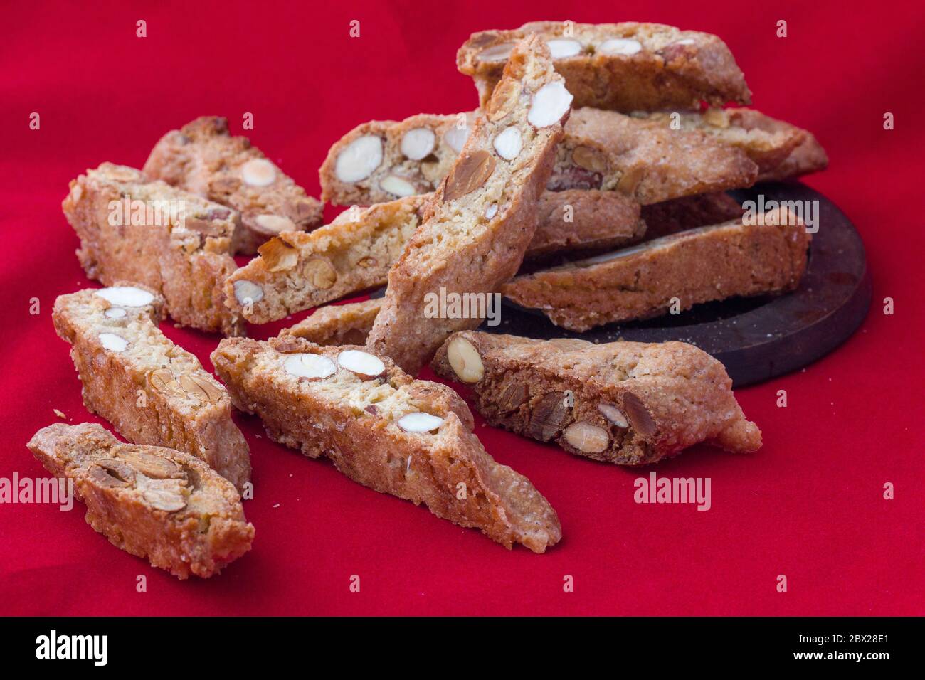 Délicatesse italienne aux amandes, cantucci sur fond plat Banque D'Images