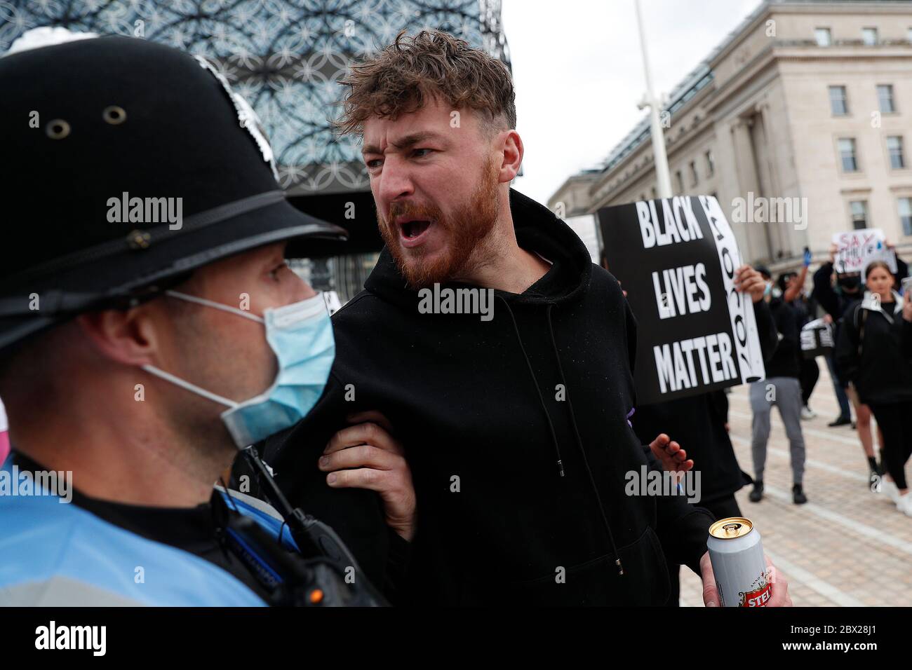 Birmingham, West Midlands, Royaume-Uni. 4 juin 2020. Un homme est conduit par des policiers alors que les manifestants assistent à une manifestation « Black Lives Matter » après le décès de l'américain George Floyd alors qu'il était sous la garde de la police de Minneapolis. Credit Darren Staples/Alay Live News. Banque D'Images