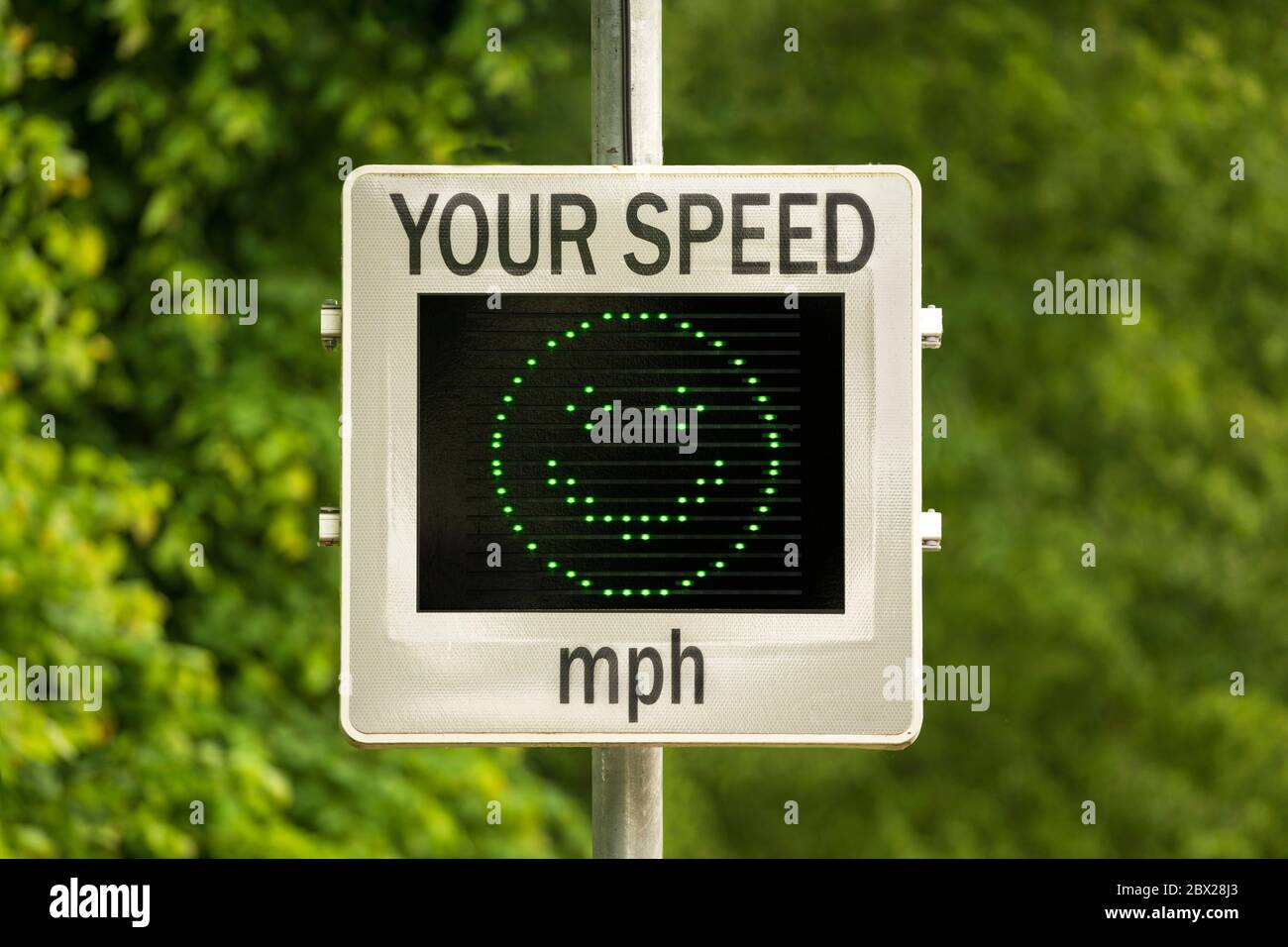 Indicateur de vitesse (SID) qui mesure et affiche la vitesse des voitures en approche. ROYAUME-UNI. Autres variantes d'écran disponibles dans mon portefeuille. Banque D'Images