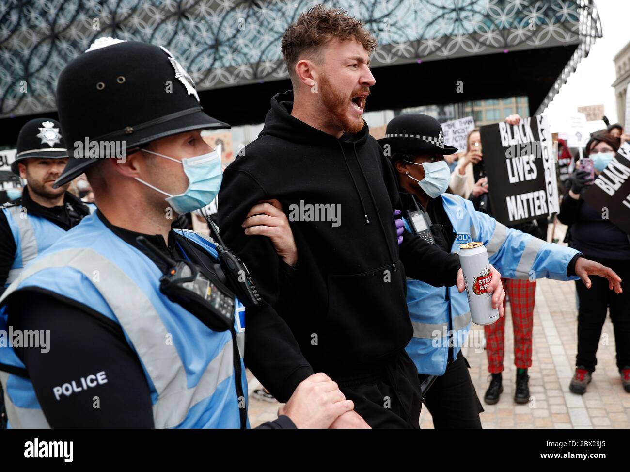 Birmingham, West Midlands, Royaume-Uni. 4 juin 2020. Un homme est conduit par des policiers alors que les manifestants assistent à une manifestation « Black Lives Matter » après le décès de l'américain George Floyd alors qu'il était sous la garde de la police de Minneapolis. Credit Darren Staples/Alay Live News. Banque D'Images