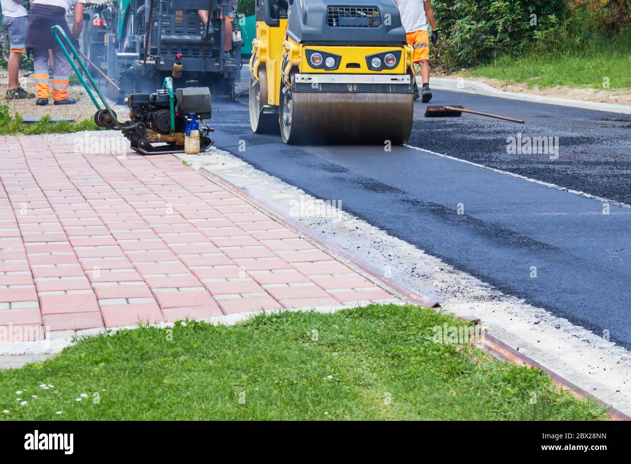 Asphalte noir frais sur la nouvelle route. La construction en cours. Banque D'Images