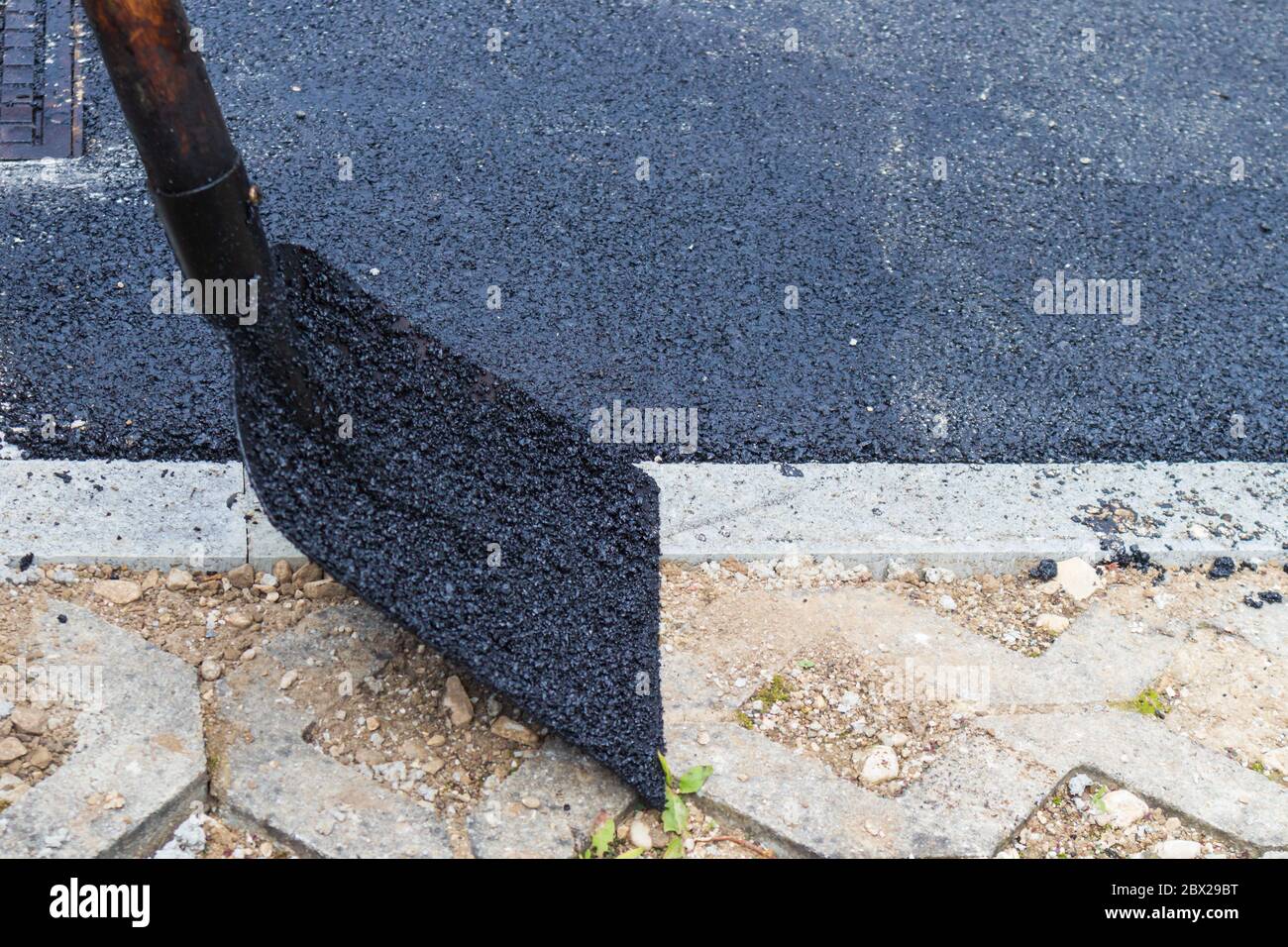 Asphalte noir frais sur la nouvelle route. La construction en cours. Banque D'Images