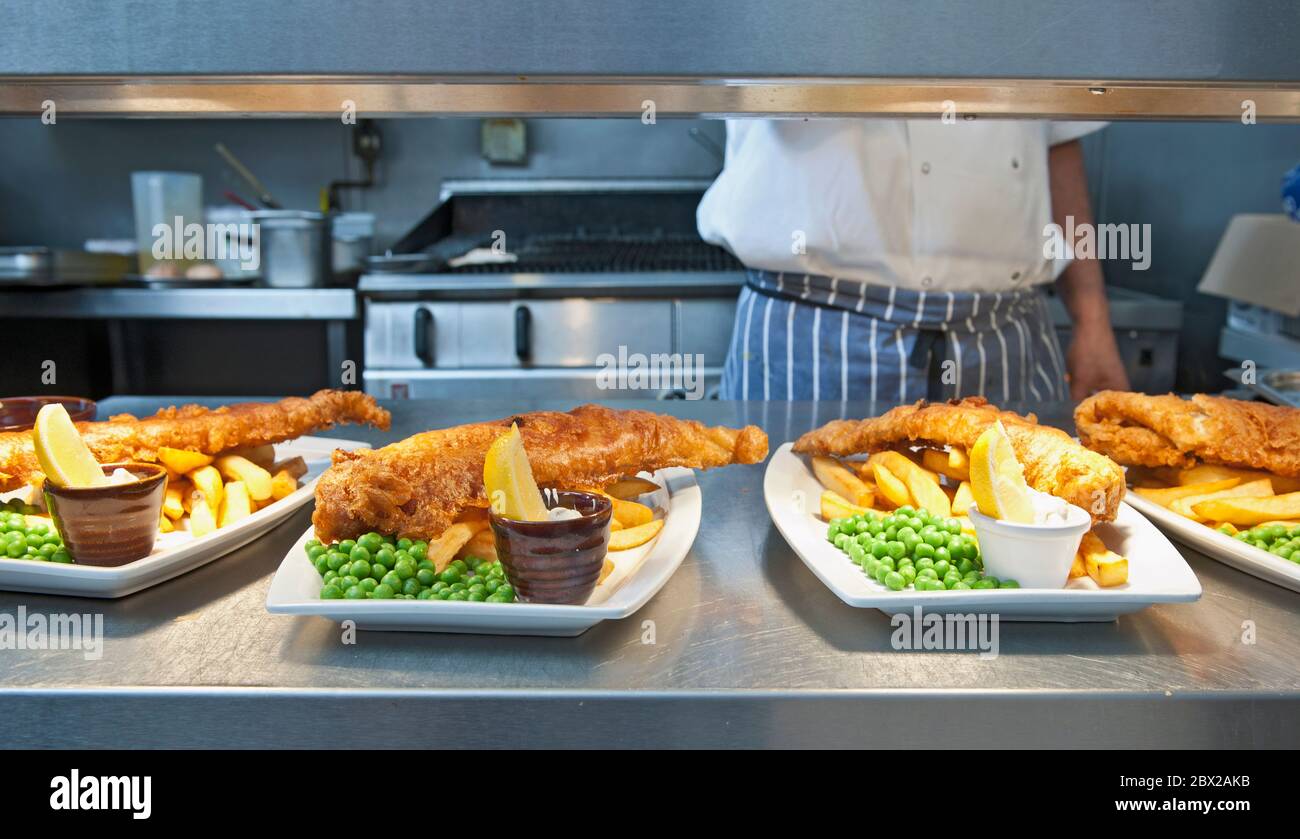 Fish and chips préparés dans une cuisine commerciale au Royaume-Uni Banque D'Images