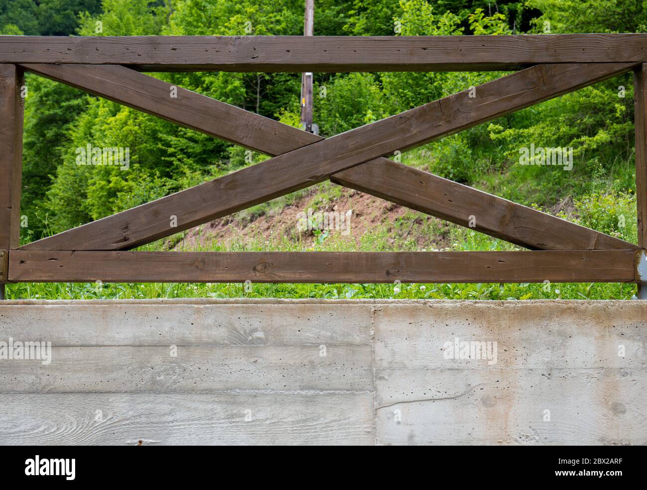 Clôture de la maison. Protéger la propriété. Dans le fond de verdure, herbe et prairies Banque D'Images
