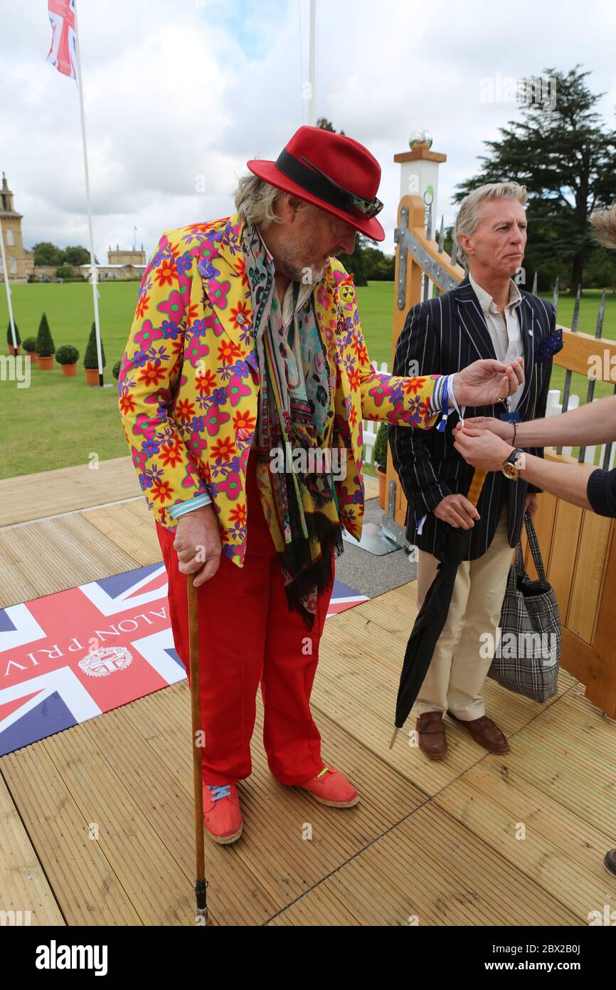 Salon privé célèbre son 10e anniversaire en 2015 avec l'annonce aujourd'hui qu'il s'est relocalisé dans le magnifique Palais de Blenheim, soulignant encore sa position comme l'événement automobile le plus prestigieux du Royaume-Uni. Fort des réalisations d’une décennie remarquable, qui comprend la création de son Concours d’Elégance comme l’un des 3 plus prestigieux événements automobiles classiques au monde, le déménagement au Palais de Blenheim offre un lieu de destination parfaitement aligné sur l’allure et la réputation du salon privé. Salon privé continuera de conserver sa ligne de données bien établie au début de septembre . Banque D'Images