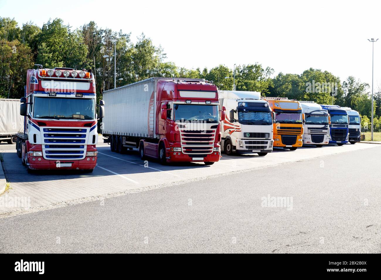 Transport. Plusieurs camions alignés sur un parking. Banque D'Images