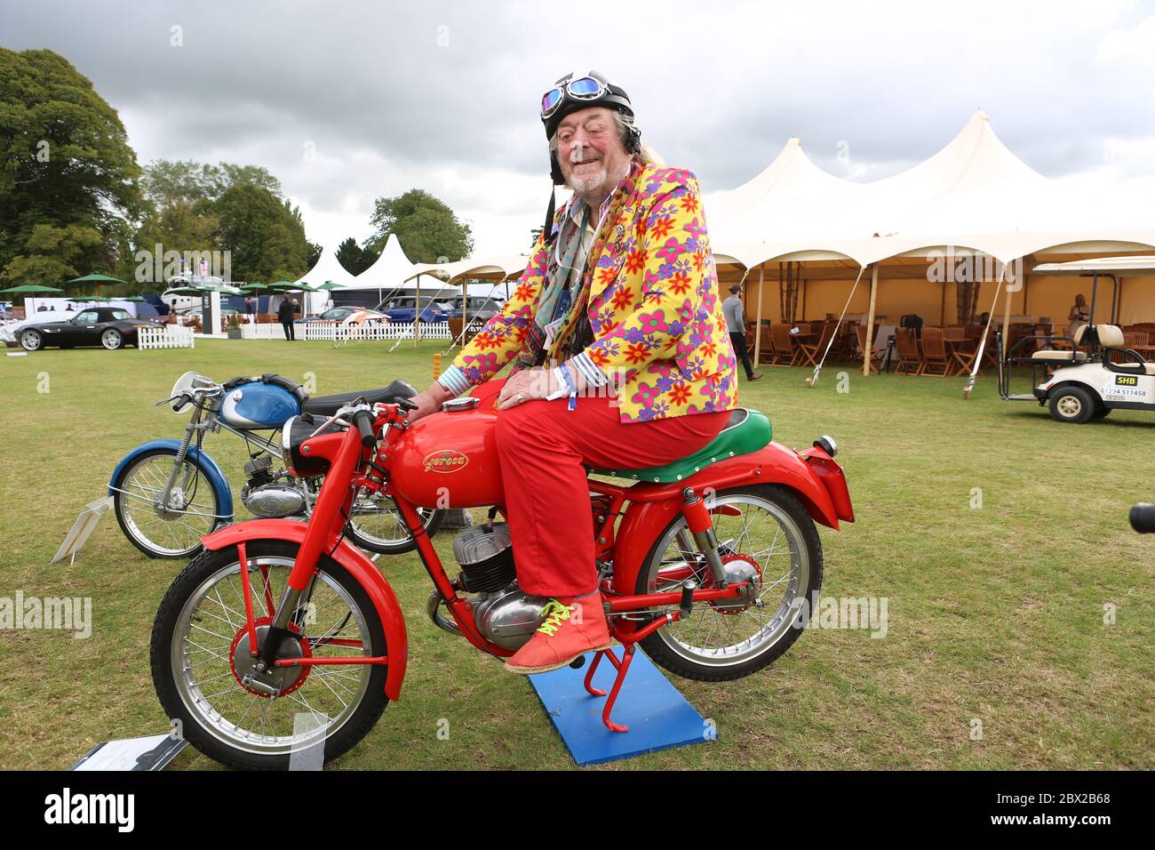 Salon privé célèbre son 10e anniversaire en 2015 avec l'annonce aujourd'hui qu'il s'est relocalisé dans le magnifique Palais de Blenheim, soulignant encore sa position comme l'événement automobile le plus prestigieux du Royaume-Uni. Fort des réalisations d’une décennie remarquable, qui comprend la création de son Concours d’Elégance comme l’un des 3 plus prestigieux événements automobiles classiques au monde, le déménagement au Palais de Blenheim offre un lieu de destination parfaitement aligné sur l’allure et la réputation du salon privé. Salon privé continuera de conserver sa ligne de données bien établie au début de septembre . Banque D'Images