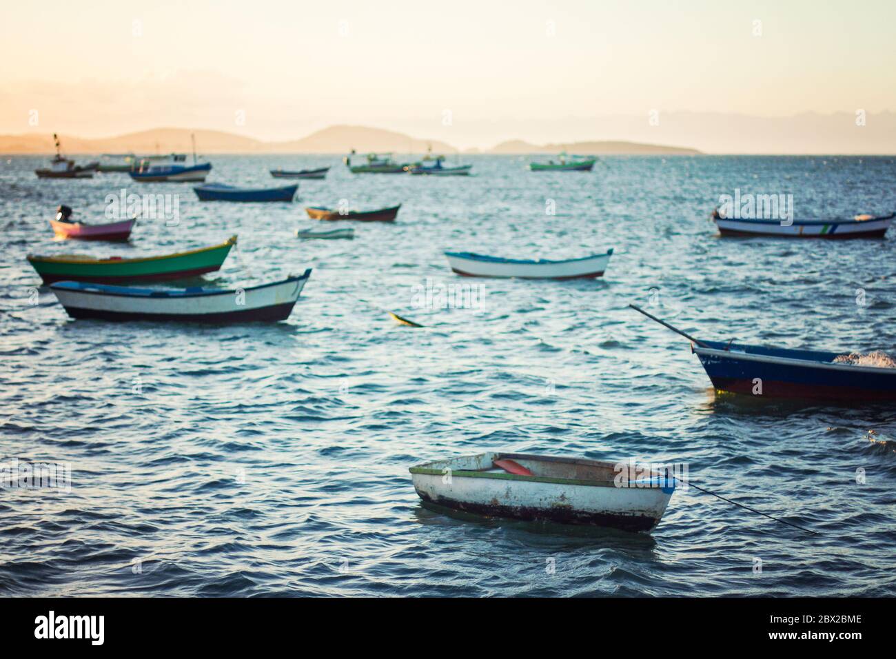 Ligne de bateaux au coucher du soleil à Buzios, Brésil Banque D'Images