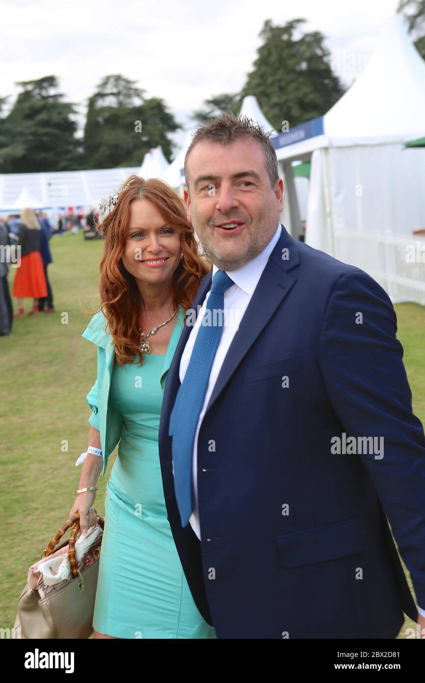 Salon privé célèbre son 10e anniversaire en 2015 avec l'annonce aujourd'hui qu'il s'est relocalisé dans le magnifique Palais de Blenheim, soulignant encore sa position comme l'événement automobile le plus prestigieux du Royaume-Uni. Fort des réalisations d’une décennie remarquable, qui comprend la création de son Concours d’Elégance comme l’un des 3 plus prestigieux événements automobiles classiques au monde, le déménagement au Palais de Blenheim offre un lieu de destination parfaitement aligné sur l’allure et la réputation du salon privé. Salon privé continuera de conserver sa ligne de données bien établie au début de septembre . Banque D'Images