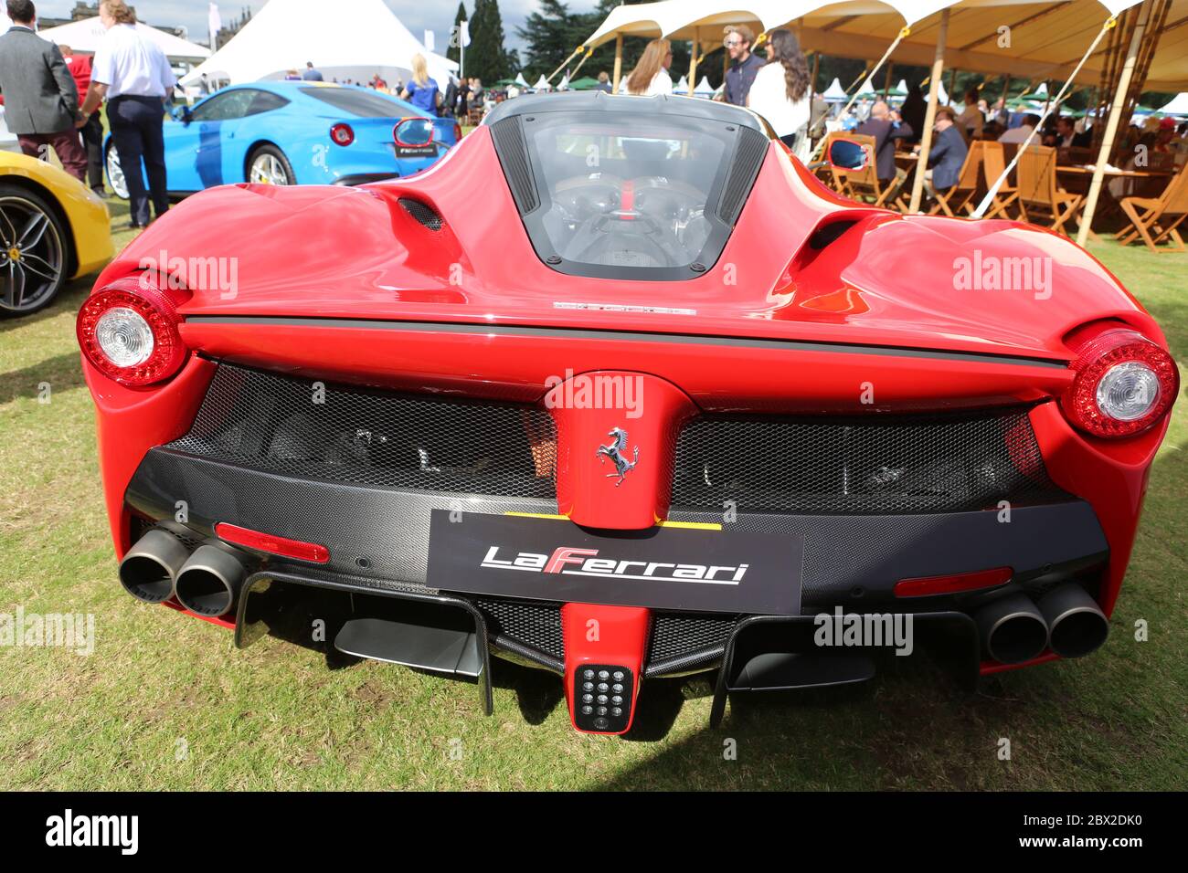 Salon privé célèbre son 10e anniversaire en 2015 avec l'annonce aujourd'hui qu'il s'est relocalisé dans le magnifique Palais de Blenheim, soulignant encore sa position comme l'événement automobile le plus prestigieux du Royaume-Uni. Fort des réalisations d’une décennie remarquable, qui comprend la création de son Concours d’Elégance comme l’un des 3 plus prestigieux événements automobiles classiques au monde, le déménagement au Palais de Blenheim offre un lieu de destination parfaitement aligné sur l’allure et la réputation du salon privé. Salon privé continuera de conserver sa ligne de données bien établie au début de septembre . Banque D'Images