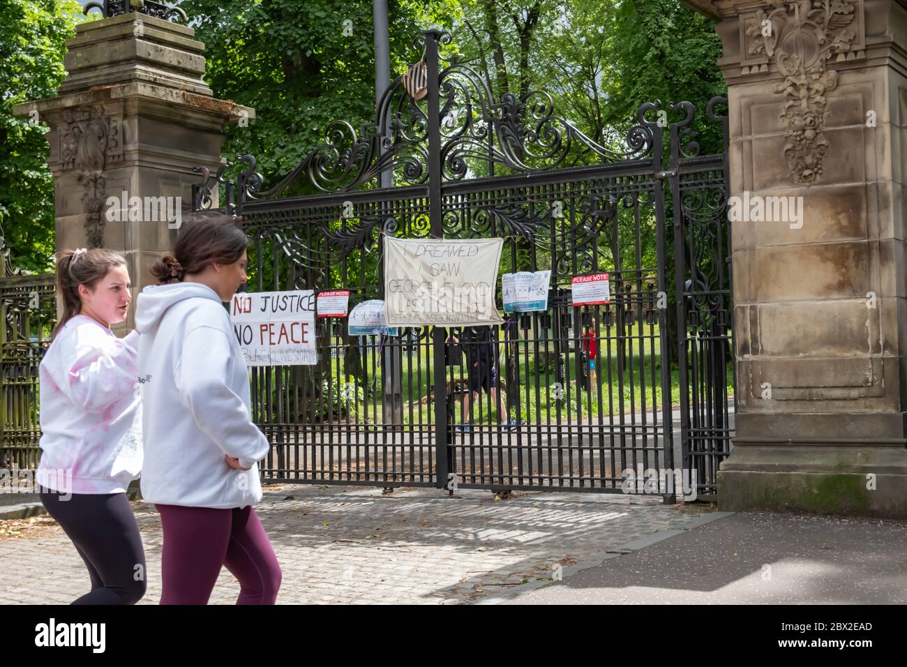 Glasgow, Écosse, Royaume-Uni. 4 juin 2020. Un panneau placé sur les portes d'entrée du parc Queen's disant que j'ai rêvé j'ai vu George Floyd hier soir, de Glasgow avec amour. George Floyd est mort en détention le 25 mai à Minneapolis, Minnesota, États-Unis. Credit: SKULLY/Alay Live News Banque D'Images